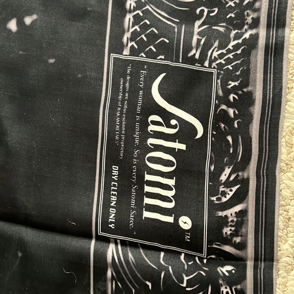 $225 new with tags Satomi saree baroque pattern with red trim 100% silk - Picture 8 of 11